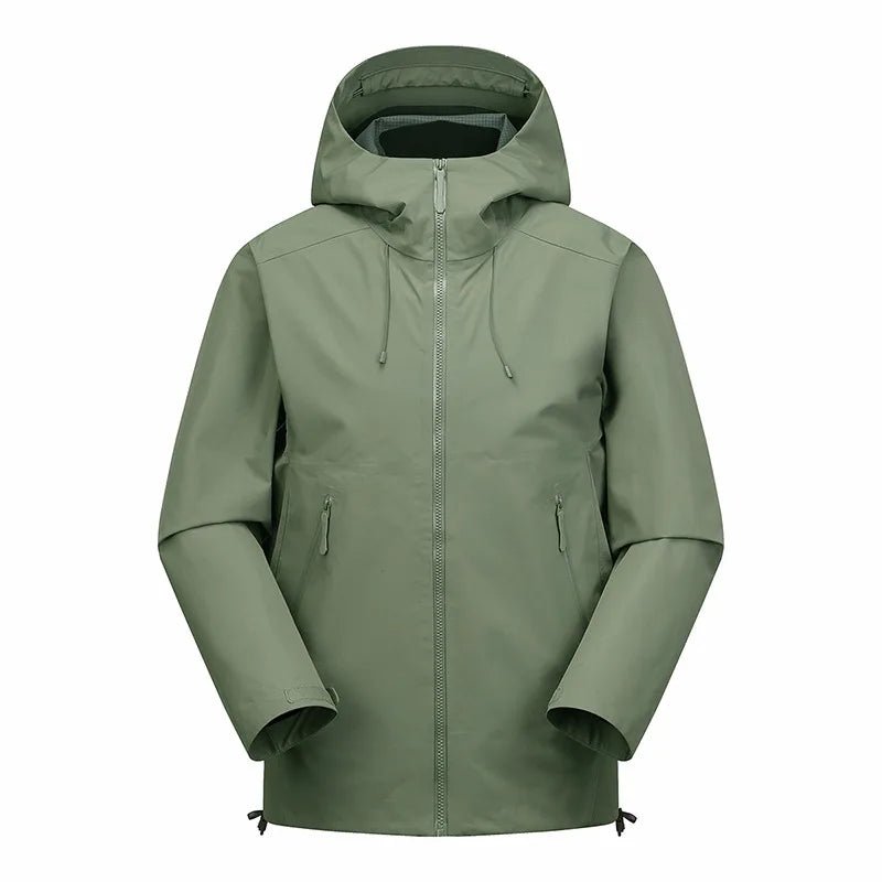 Une veste de randonnée / hardshell imperméable pour homme 260g KUCLUT « KUCLUT - Arder » verte avec une fermeture éclair frontale et deux poches latérales zippées, parfaite pour le camping et la randonnée, est présentée sur un fond blanc. Cette veste imperméable est également dotée d'un matériau à séchage rapide pour plus de commodité.