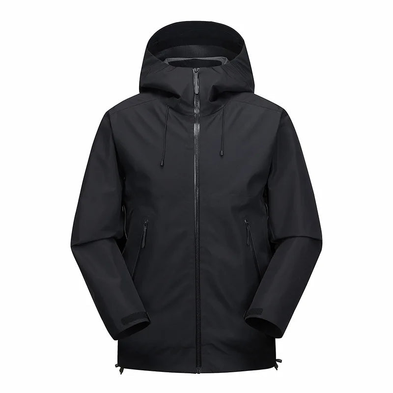 La Veste de randonnée / hardshell imperméable pour homme 260g "KUCLUT - Arder" de KUCLUT est une veste noire dotée d'une fermeture éclair frontale et de poches latérales, parfaite pour le camping et la randonnée. Elle est fabriquée dans un matériau imperméable qui favorise également un séchage rapide.