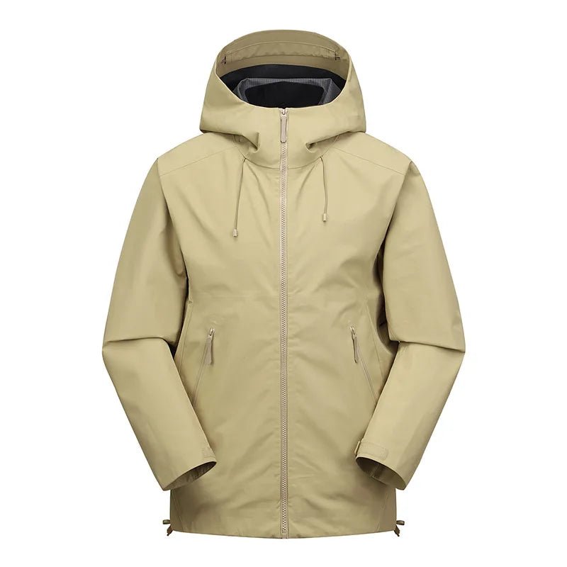 KUCLUT présente la veste de randonnée pour homme "KUCLUT - Arder", une veste hardshell beige de 260 g avec capuche et deux poches zippées. Ce vêtement imperméable, idéal pour une utilisation en extérieur comme le camping et la randonnée, assure un séchage rapide pour vous garder à l'aise par tous les temps.
