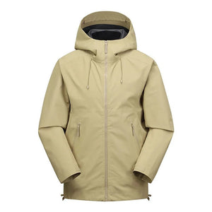 KUCLUT présente la veste de randonnée pour homme "KUCLUT - Arder", une veste hardshell beige de 260 g avec capuche et deux poches zippées. Ce vêtement imperméable, idéal pour une utilisation en extérieur comme le camping et la randonnée, assure un séchage rapide pour vous garder à l'aise par tous les temps.