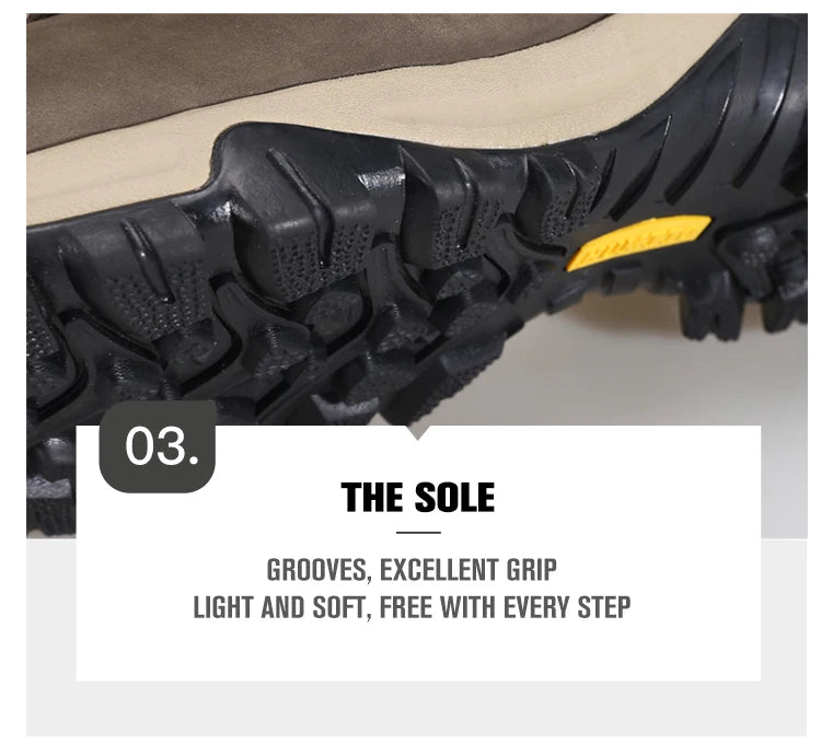 Les "HUMTTO - 230914A" sont des bottines d'alpinisme pour homme avec semelle grise, œillets métalliques, cuir véritable et logo "HUMTTO" orange, offrant une protection 100% imperméable pour la randonnée.