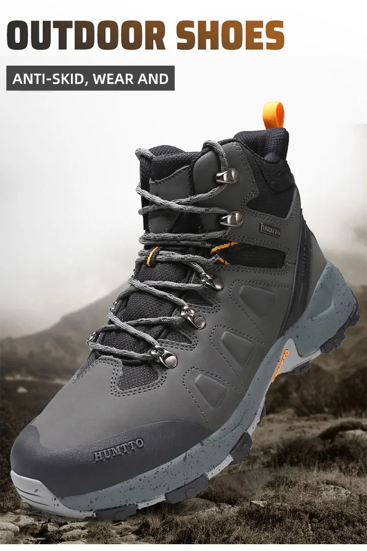 Les chaussures de randonnée montantes pour hommes Humtto "HUMTTO - HT-220463A" sont dotées d'une tige résistante aux éclaboussures et d'une semelle robuste avec des accents orange, soulignant leur design et leur protection imperméable.