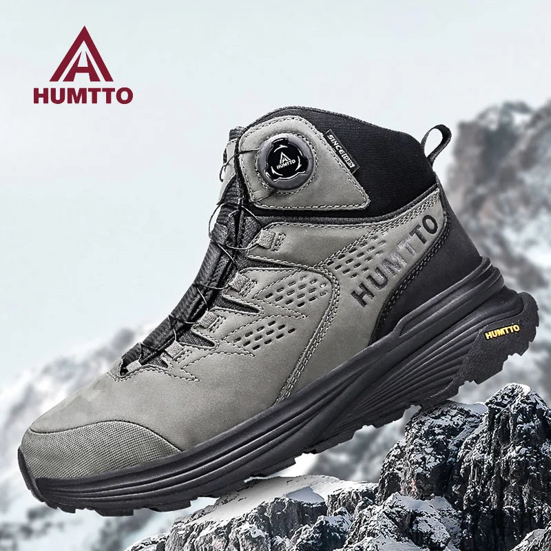 La HUMTTO - HT-240217C est une chaussure de randonnée mid-top noire pour homme avec cuir de vache durable, doublure polaire, technologie Static Waterproof, semelle épaisse, côtés texturés et système de laçage à molette, présentée sur un fond blanc.