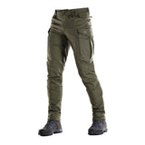 Un homme portant le pantalon M-TAC "M-Tac Conquistador Gen. I Flex" cargo tactique militaire résistant à l'usure et à l'eau, avec des poches utilitaires, et des chaussures noires à lacets, se tient les jambes écartées sur un fond blanc.