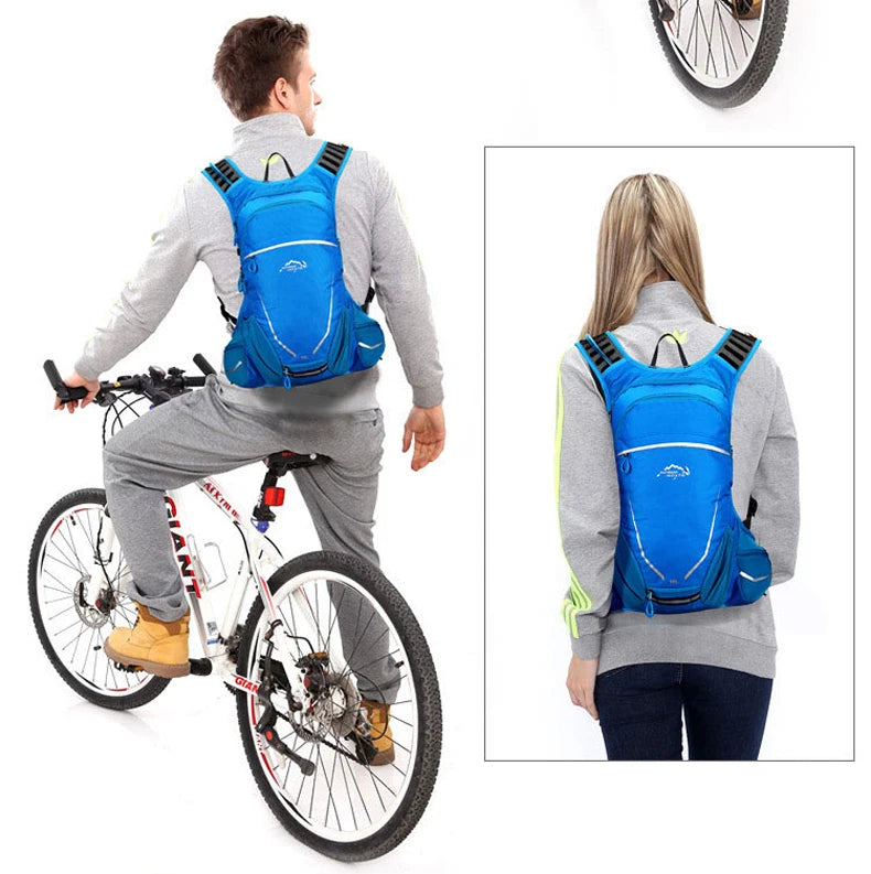 Un homme à vélo et une femme debout, vus de dos, vêtus dune veste grise, portent un sac à dos de cyclisme ultra-léger Inoxto 18 L outdoor.