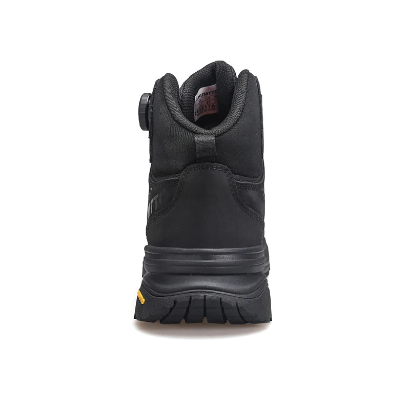 La HUMTTO - HT-240217C est une chaussure de randonnée mid-top noire pour homme avec cuir de vache durable, doublure polaire, technologie Static Waterproof, semelle épaisse, côtés texturés et système de laçage à molette, présentée sur un fond blanc.