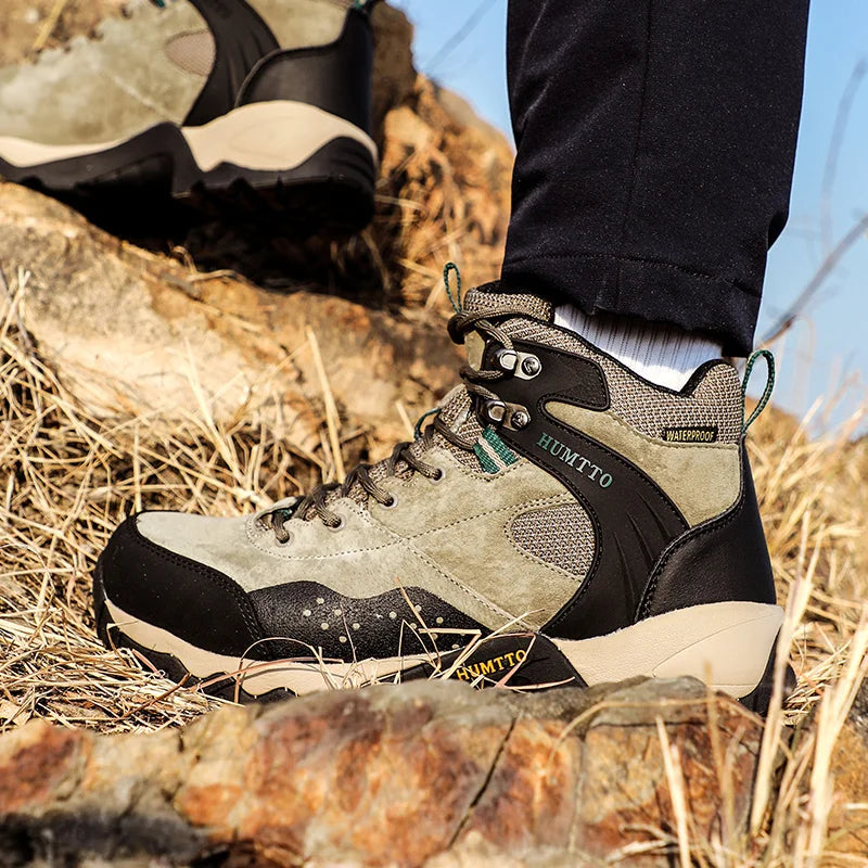 Les chaussures de randonnée mid-top "HUMTTO - HT-210337A" pour homme, 100% imperméables, offrent un design beige et noir, des chaussettes intégrées et des semelles antidérapantes, idéales pour l'expédition et la randonnée outdoor.