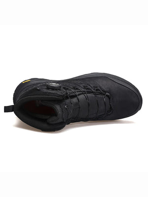 La HUMTTO - HT-240217C est une chaussure de randonnée mid-top noire pour homme avec cuir de vache durable, doublure polaire, technologie Static Waterproof, semelle épaisse, côtés texturés et système de laçage à molette, présentée sur un fond blanc.