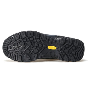 Les "HUMTTO - 230914A" sont des bottines d'alpinisme pour homme avec semelle grise, œillets métalliques, cuir véritable et logo "HUMTTO" orange, offrant une protection 100% imperméable pour la randonnée.