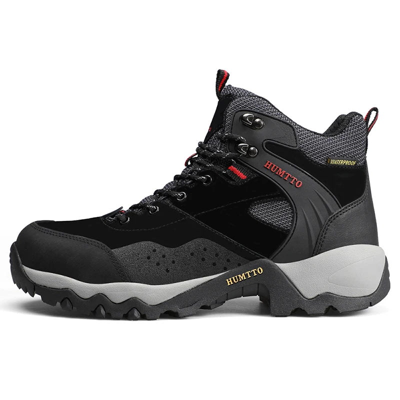 Les chaussures de randonnée mid-top "HUMTTO - HT-210337A" pour homme, 100% imperméables, offrent un design beige et noir, des chaussettes intégrées et des semelles antidérapantes, idéales pour l'expédition et la randonnée outdoor.