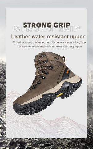 Les "HUMTTO - 230914A" sont des bottines d'alpinisme pour homme avec semelle grise, œillets métalliques, cuir véritable et logo "HUMTTO" orange, offrant une protection 100% imperméable pour la randonnée.