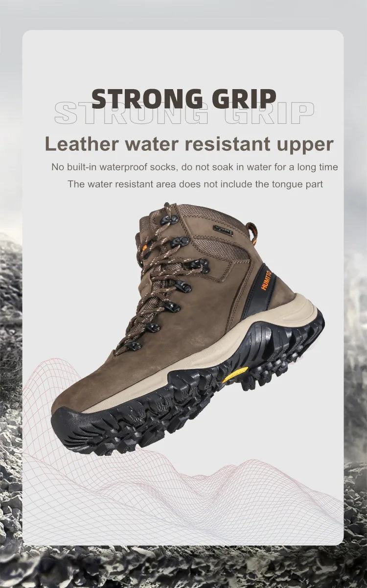Les "HUMTTO - 230914A" sont des bottines d'alpinisme pour homme avec semelle grise, œillets métalliques, cuir véritable et logo "HUMTTO" orange, offrant une protection 100% imperméable pour la randonnée.