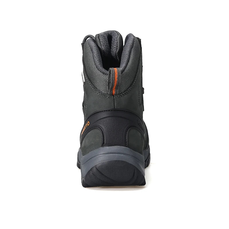 Les "HUMTTO - 230914A" sont des bottines d'alpinisme pour homme avec semelle grise, œillets métalliques, cuir véritable et logo "HUMTTO" orange, offrant une protection 100% imperméable pour la randonnée.