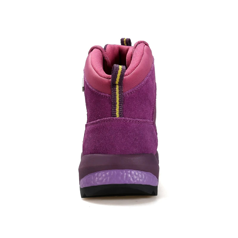 La chaussure de randonnée pour femmes Humtto "HUMTTO - HT-230078B" présente une tige en maille violette et rose, des lacets, un support pour la cheville, une semelle texturée et une protection contre les éclaboussures, le tout sur fond blanc.