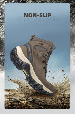 Les "HUMTTO - 230914A" sont des bottines d'alpinisme pour homme avec semelle grise, œillets métalliques, cuir véritable et logo "HUMTTO" orange, offrant une protection 100% imperméable pour la randonnée.