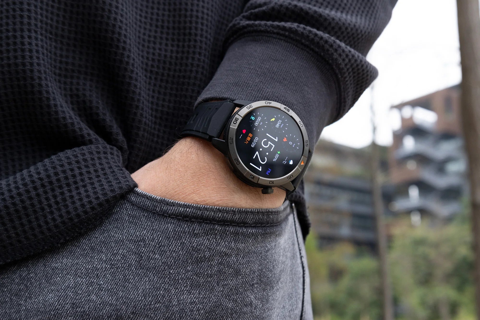 L'AGM Montre GPS Legion Pro est dotée d'un écran rond AMOLED de 1,43 pouce affichant l'heure, la date, la météo, le nombre de pas et la fréquence cardiaque. Elle est dotée d'un bracelet noir, d'une lunette métallique et est étanche 5ATM/IP68 pour un style moderne.