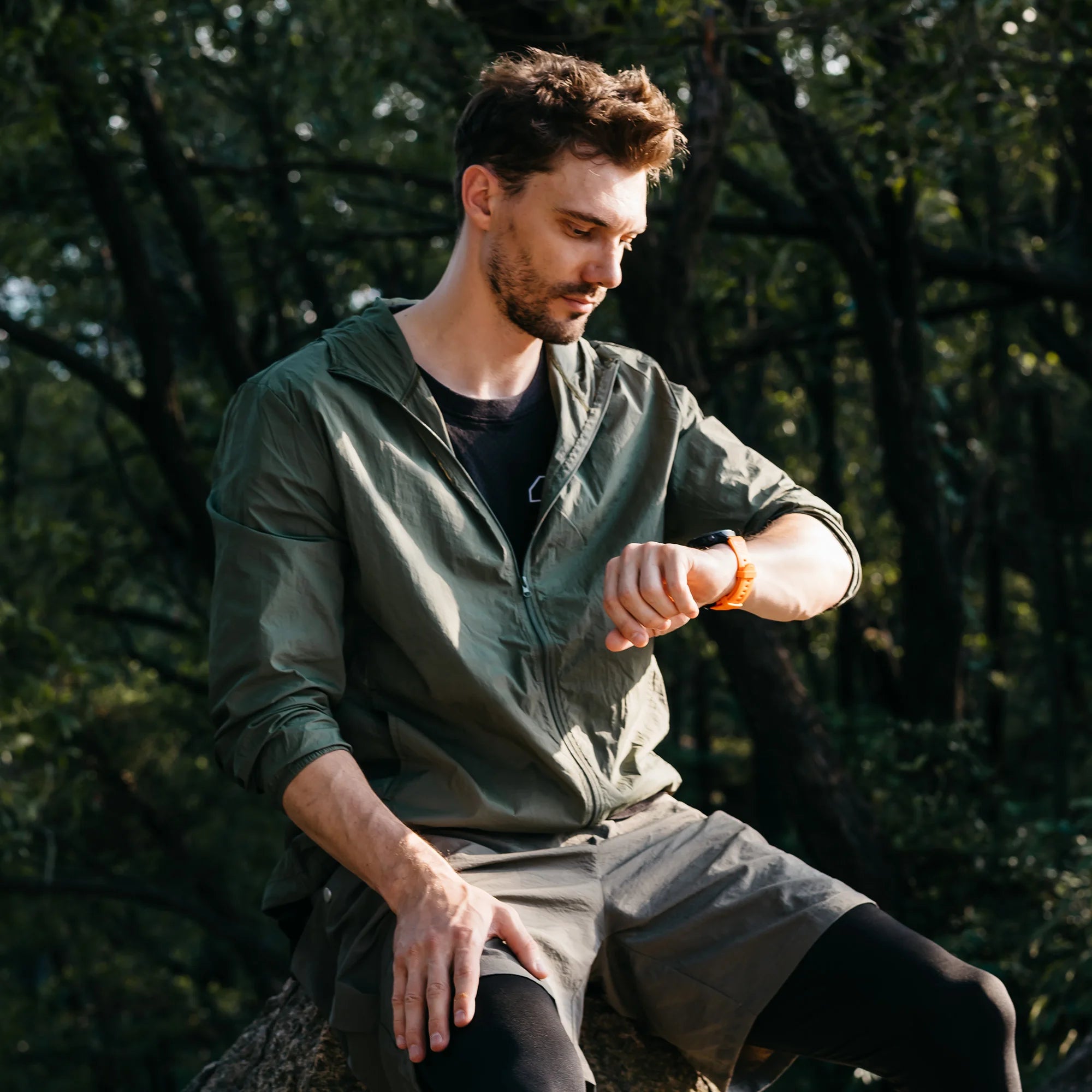 L'AGM Montre GPS Legion Pro est dotée d'un écran rond AMOLED de 1,43 pouce affichant l'heure, la date, la météo, le nombre de pas et la fréquence cardiaque. Elle est dotée d'un bracelet noir, d'une lunette métallique et est étanche 5ATM/IP68 pour un style moderne.