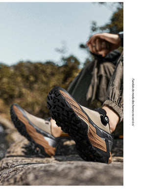 La CHRLCK "CHRLCK - KC-trail" est une chaussure de randonnée imperméable beige et noire pour homme, avec une fermeture à cadran, des lacets noirs et une robuste semelle marron. Chaussures respirantes et imperméables, idéales pour toutes vos aventures.