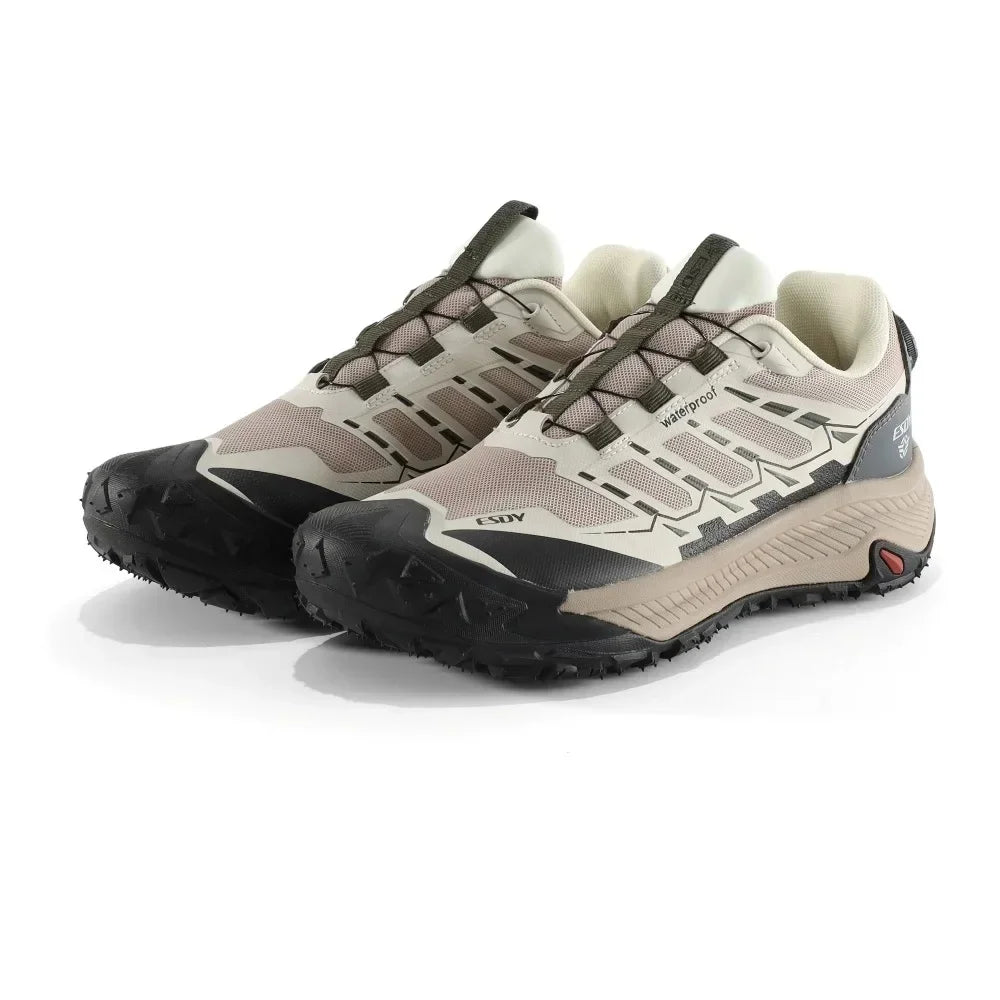 Les Esdy Chaussures d'approche/randonnée C301 combinent beige, noir et gris, semelles antidérapantes robustes, embouts et talons renforcés, système de laçage rapide à boucle rotative et marquage "Waterproof".
