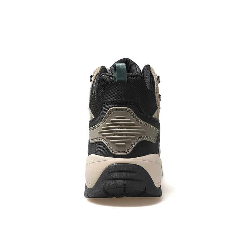 Les chaussures de randonnée mid-top "HUMTTO - HT-210337A" pour homme, 100% imperméables, offrent un design beige et noir, des chaussettes intégrées et des semelles antidérapantes, idéales pour l'expédition et la randonnée outdoor.