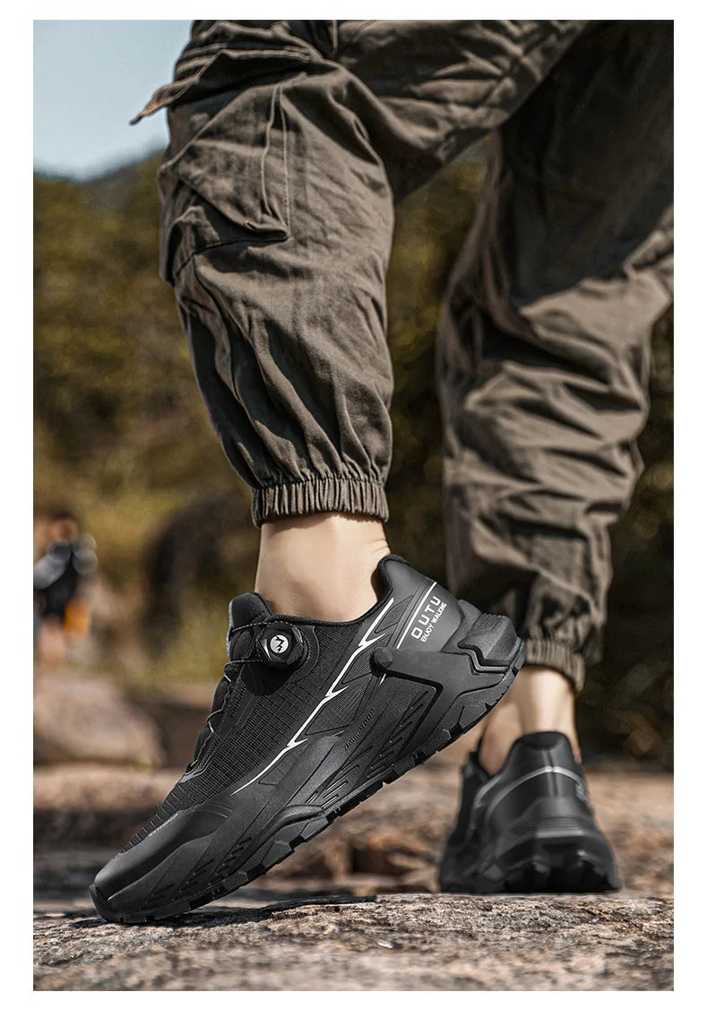 La CHRLCK "CHRLCK - KC-trail" est une chaussure de randonnée imperméable beige et noire pour homme, avec une fermeture à cadran, des lacets noirs et une robuste semelle marron. Chaussures respirantes et imperméables, idéales pour toutes vos aventures.