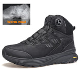 La HUMTTO - HT-240217C est une chaussure de randonnée mid-top noire pour homme avec cuir de vache durable, doublure polaire, technologie Static Waterproof, semelle épaisse, côtés texturés et système de laçage à molette, présentée sur un fond blanc.
