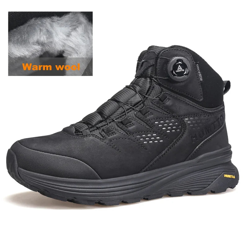 La HUMTTO - HT-240217C est une chaussure de randonnée mid-top noire pour homme avec cuir de vache durable, doublure polaire, technologie Static Waterproof, semelle épaisse, côtés texturés et système de laçage à molette, présentée sur un fond blanc.