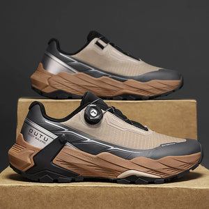 La CHRLCK "CHRLCK - KC-trail" est une chaussure de randonnée imperméable beige et noire pour homme, avec une fermeture à cadran, des lacets noirs et une robuste semelle marron. Chaussures respirantes et imperméables, idéales pour toutes vos aventures.