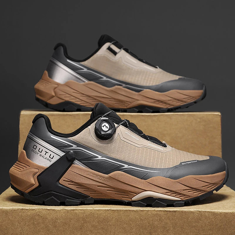 La CHRLCK "CHRLCK - KC-trail" est une chaussure de randonnée imperméable beige et noire pour homme, avec une fermeture à cadran, des lacets noirs et une robuste semelle marron. Chaussures respirantes et imperméables, idéales pour toutes vos aventures.