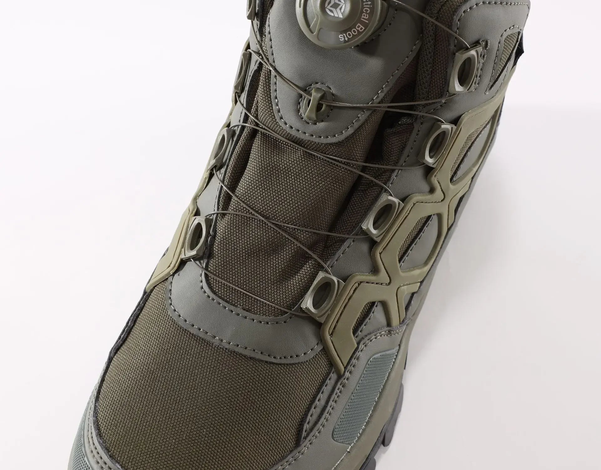 Une seule botte Esdy "Chaussures tactiques avec boucle de serrage rapide pour homme - C302" de couleur vert olive, avec une semelle robuste, une tige en maille et en synthétique, et la marque Esdy sur le côté, vue de la gauche.