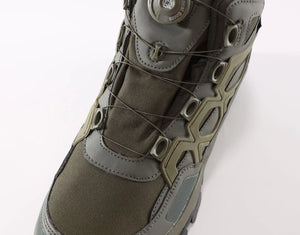 Une seule botte Esdy "Chaussures tactiques avec boucle de serrage rapide pour homme - C302" de couleur vert olive, avec une semelle robuste, une tige en maille et en synthétique, et la marque Esdy sur le côté, vue de la gauche.