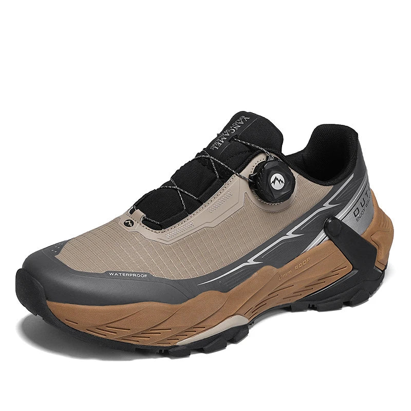 La CHRLCK "CHRLCK - KC-trail" est une chaussure de randonnée imperméable beige et noire pour homme, avec une fermeture à cadran, des lacets noirs et une robuste semelle marron. Chaussures respirantes et imperméables, idéales pour toutes vos aventures.