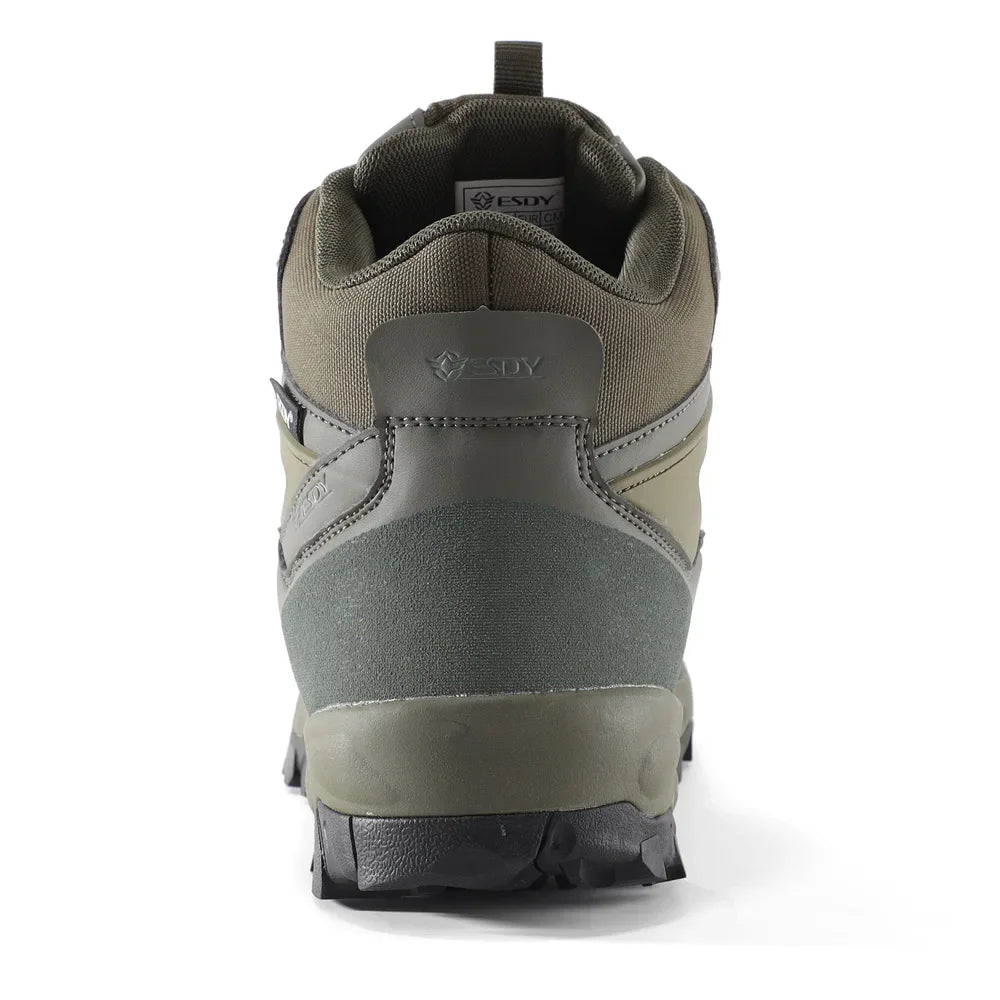 Une seule botte Esdy "Chaussures tactiques avec boucle de serrage rapide pour homme - C302" de couleur vert olive, avec une semelle robuste, une tige en maille et en synthétique, et la marque Esdy sur le côté, vue de la gauche.