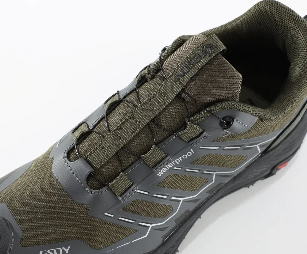 Les Esdy Chaussures d'approche/randonnée C301 combinent beige, noir et gris, semelles antidérapantes robustes, embouts et talons renforcés, système de laçage rapide à boucle rotative et marquage "Waterproof".