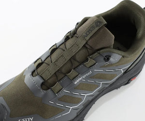 Les Esdy Chaussures d'approche/randonnée C301 combinent beige, noir et gris, semelles antidérapantes robustes, embouts et talons renforcés, système de laçage rapide à boucle rotative et marquage "Waterproof".