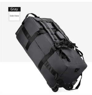 Large black 80L Snap Tactical Sac de voyage à roulettes, pliable et résistant, avec bandoulière et bretelles. L'encart montre une personne tirant le Snap Tactical Duffle Bag par sa poignée sur roulettes.