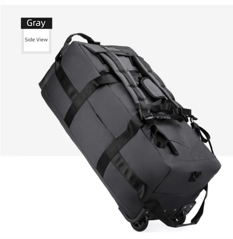 Large black 80L Snap Tactical Sac de voyage à roulettes, pliable et résistant, avec bandoulière et bretelles. L'encart montre une personne tirant le Snap Tactical Duffle Bag par sa poignée sur roulettes.