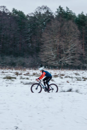 Trois vestes DAREVIE "Veste de cyclisme & coupe-vent polaire manches longues pour homme DVJ330" de différentes couleurs sont présentées, avec un graphique enflammé sur une manche illustrant la chaleur et la rétention de la chaleur de la conception.