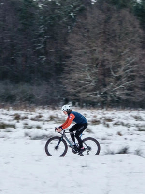 Trois vestes DAREVIE "Veste de cyclisme & coupe-vent polaire manches longues pour homme DVJ330" de différentes couleurs sont présentées, avec un graphique enflammé sur une manche illustrant la chaleur et la rétention de la chaleur de la conception.
