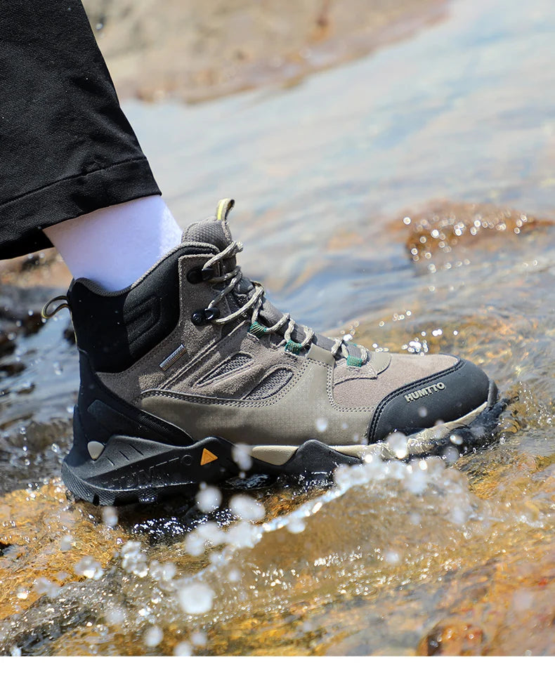 Les bottines tactiques 100% imperméables Humtto - HT-240760A pour homme, marron et noires, avec semelle robuste, tige en mesh et suède, et fermeture à lacets, sont idéales pour ceux recherchant des chaussures imperméables.