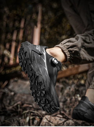 La CHRLCK "CHRLCK - KC-trail" est une chaussure de randonnée imperméable beige et noire pour homme, avec une fermeture à cadran, des lacets noirs et une robuste semelle marron. Chaussures respirantes et imperméables, idéales pour toutes vos aventures.