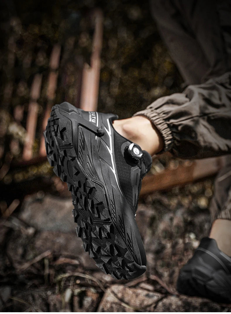 La CHRLCK "CHRLCK - KC-trail" est une chaussure de randonnée imperméable beige et noire pour homme, avec une fermeture à cadran, des lacets noirs et une robuste semelle marron. Chaussures respirantes et imperméables, idéales pour toutes vos aventures.