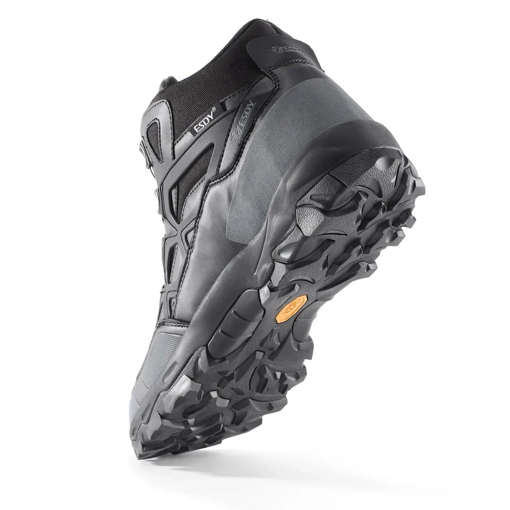 Une seule botte Esdy "Chaussures tactiques avec boucle de serrage rapide pour homme - C302" de couleur vert olive, avec une semelle robuste, une tige en maille et en synthétique, et la marque Esdy sur le côté, vue de la gauche.