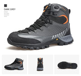 Bottines d'expédition pour homme Humtto "HT-240662A" noires et bleues, 100% imperméables, semelle renforcée et antidérapante. L'encart montre l'eau qui s'écoule. Idéales pour aventures outdoor, gardent vos pieds au sec et stables.