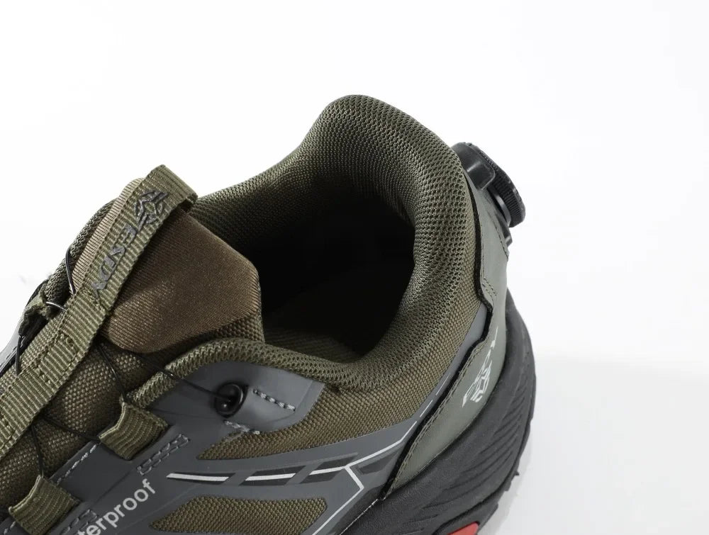 Les Esdy Chaussures d'approche/randonnée C301 combinent beige, noir et gris, semelles antidérapantes robustes, embouts et talons renforcés, système de laçage rapide à boucle rotative et marquage "Waterproof".