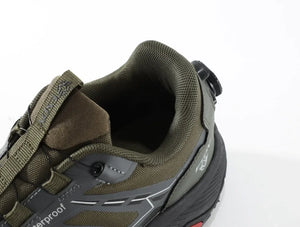 Les Esdy Chaussures d'approche/randonnée C301 combinent beige, noir et gris, semelles antidérapantes robustes, embouts et talons renforcés, système de laçage rapide à boucle rotative et marquage "Waterproof".