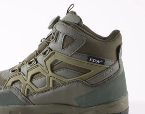Une seule botte Esdy "Chaussures tactiques avec boucle de serrage rapide pour homme - C302" de couleur vert olive, avec une semelle robuste, une tige en maille et en synthétique, et la marque Esdy sur le côté, vue de la gauche.