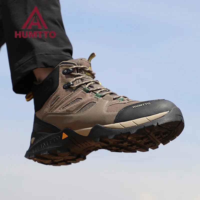 Les bottines tactiques 100% imperméables Humtto - HT-240760A pour homme, marron et noires, avec semelle robuste, tige en mesh et suède, et fermeture à lacets, sont idéales pour ceux recherchant des chaussures imperméables.