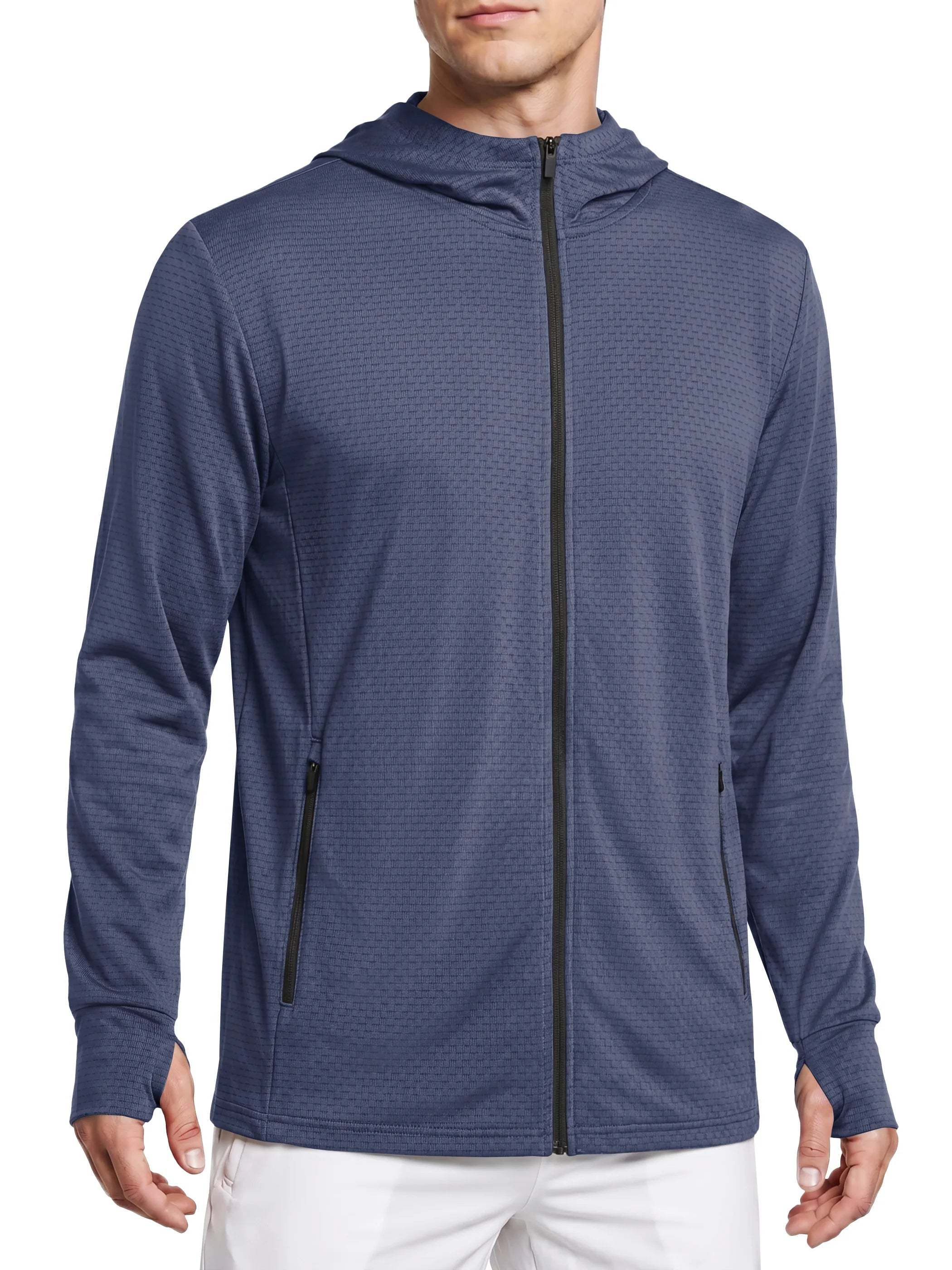 Homme portant une veste Planète Rando HOD bleue UPF 50+ à motif texturé, un pantalon blanc, sur fond uni.