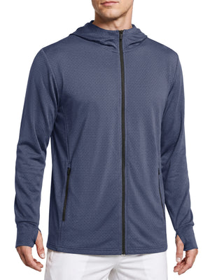 Homme portant une veste Planète Rando HOD bleue UPF 50+ à motif texturé, un pantalon blanc, sur fond uni.